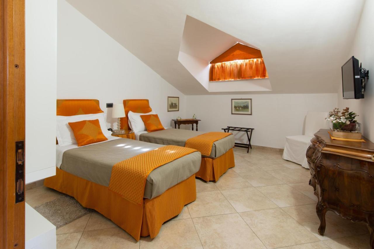 L'Insolita Reggia Caserta Ngoại thất bức ảnh